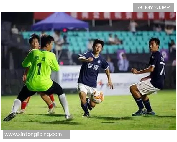 球星佩戴头部面具驰骋绿茵展现足球激情与拼搏精神 球星佩戴头部面具驰骋绿茵展现足球激情与拼搏精神